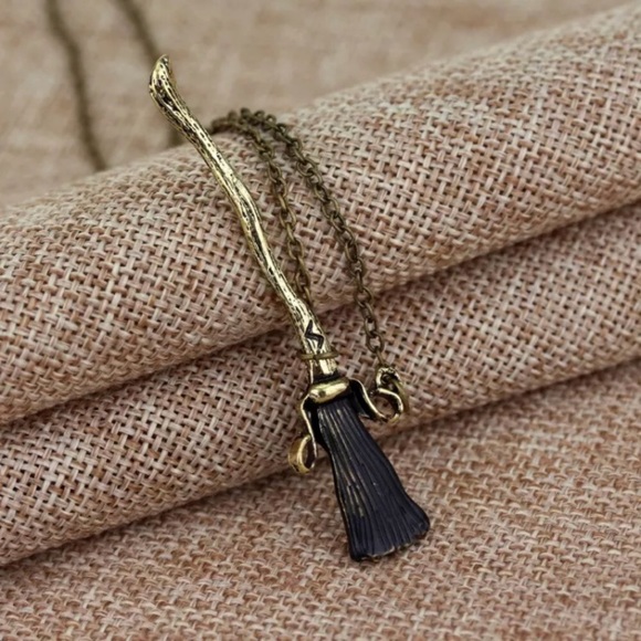 Harry Potter Nimbus Broomstick Necklace - Picture 2 of 8